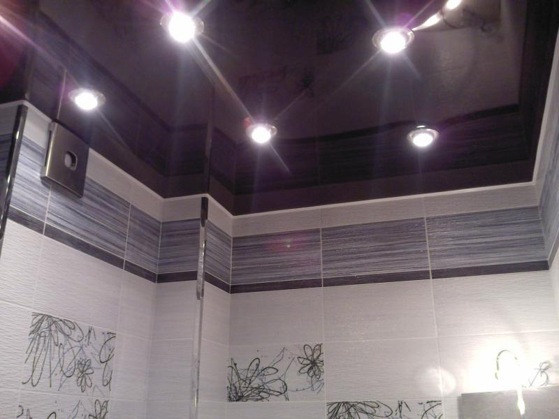 Натяжные потолки для ванной комнаты: фото, советы по дизайну